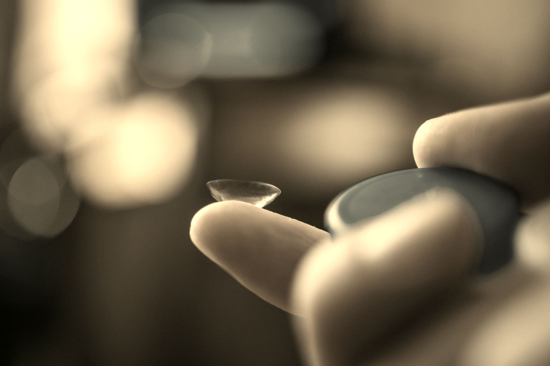 Contact lense on a finger